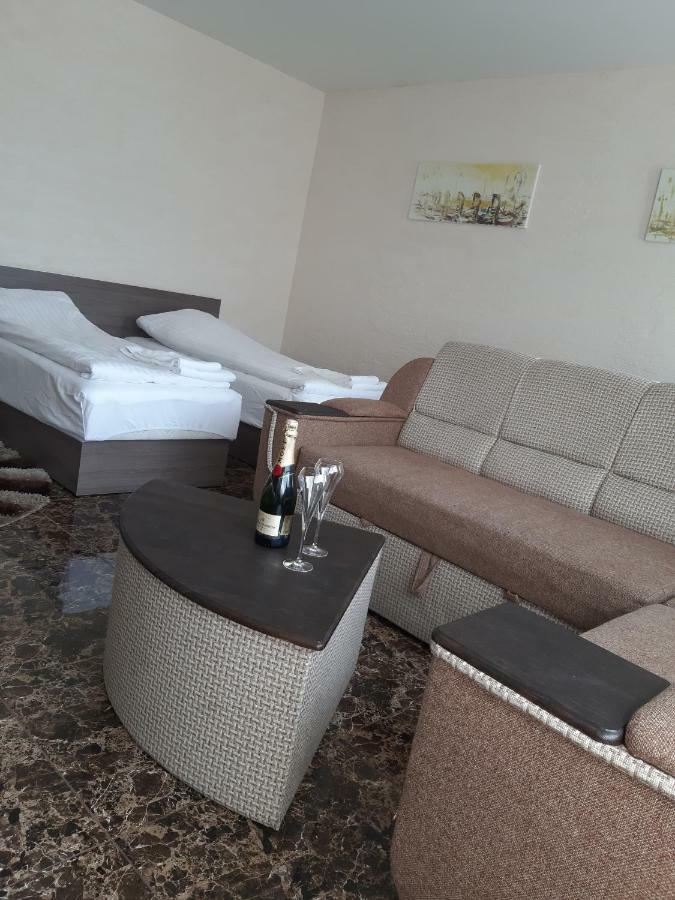 Arka Hotel Mažeikiai Buitenkant foto
