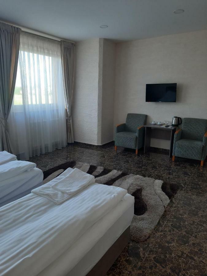 Arka Hotel Mažeikiai Buitenkant foto